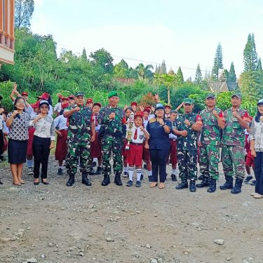 Danramil 03/Berastagi Menjadi Pembina Upacara di SD Swasta Kristen Mutiara Murni Karya