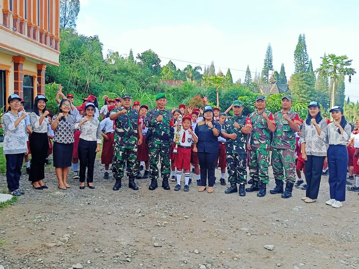 Danramil 03/Berastagi Menjadi Pembina Upacara di SD Swasta Kristen Mutiara Murni Karya