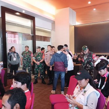 Berastagi, 4 September 2024 — Danramil 03/Berastagi Kodim 0205/TK, Mayor Cke Thamrin Vincent Bangun, bersama Babinsa menghadiri Technical Meeting PON XXI Aceh-Sumut 2024 untuk cabang olahraga (Cabor) Mountain Bike MTB. Acara ini berlangsung di Lotus Room, lantai III Micky Holiday, Jalan Jamin Ginting, Desa Sempajaya, Berastagi, Kabupaten Karo. Technical Meeting ini dihadiri oleh sejumlah tokoh penting, termasuk Technical Delegate Bapak Indra Kusuma Dhani, Koordinator Wasit Bapak Pratomo Setyadi, Dewan Hakim Bapak Ardy Mbalembout, serta perwakilan PB ISSI Bapak Dedi Waskito Kurniawan. Selain itu, turut hadir Kapolres Tanah Karo, AKBP Eko Yulianto, S.IK, S.H., beserta jajaran, Danramil 03/Berastagi mewakili Dandim 0205/TK bersama dua orang Babinsa, serta Kapolsek Berastagi, AKP Heri Tobing, beserta delapan anggotanya. Operator PON XXI, Bapak Novan, hadir bersama timnya, dan acara ini juga diikuti oleh sekitar 40 official perwakilan dari 19 provinsi. Pertemuan ini bertujuan untuk menegaskan kembali aturan-aturan yang berlaku selama perlombaan, meskipun sebagian besar peserta dan official sudah familiar dengan regulasi yang akan diterapkan. Technical Meeting ini menjadi momen penting untuk memastikan semua pihak siap menghadapi kompetisi dan memahami secara jelas peraturan yang akan diterapkan di ajang PON XXI, khususnya di cabang Mountain Bike MTB. Mayor Cke Thamrin Vincent Bangun menyatakan dukungan penuh dari jajaran Kodim 0205/TK terhadap suksesnya penyelenggaraan PON XXI, serta komitmen TNI untuk turut menjaga kelancaran dan keamanan selama berlangsungnya event besar ini.