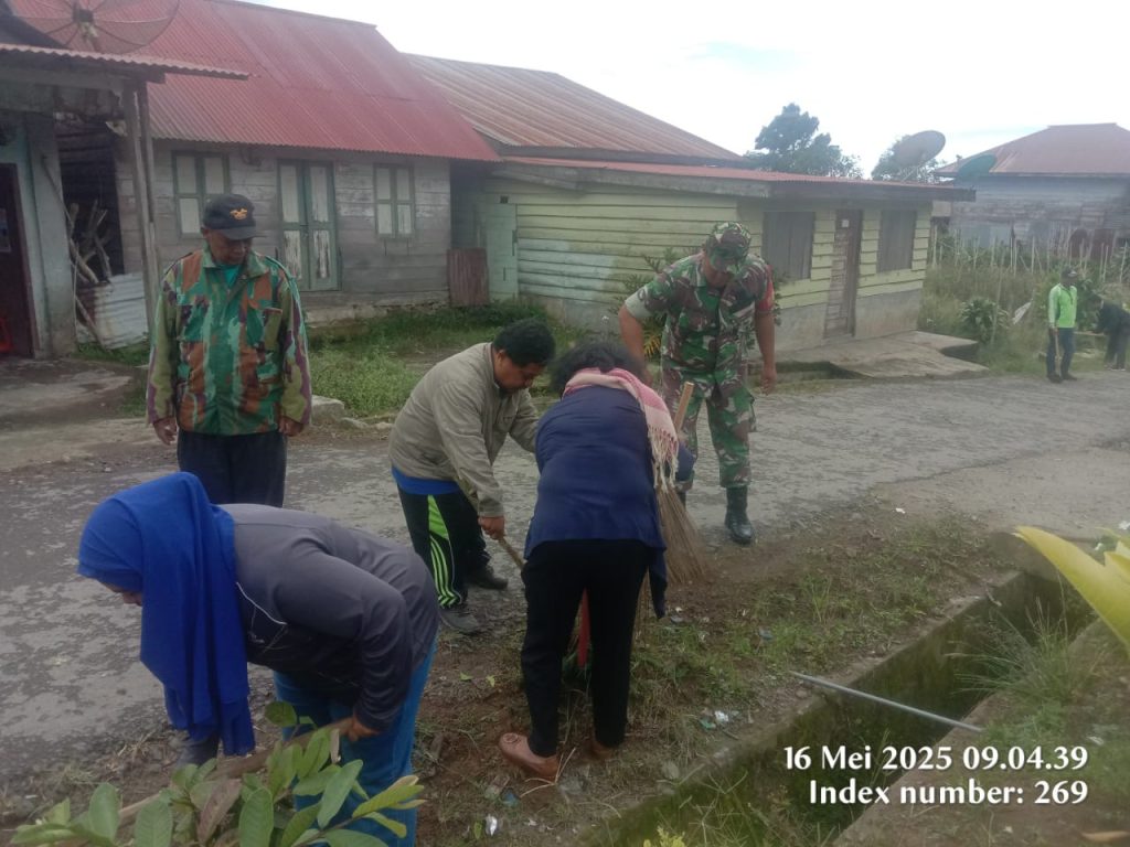 Dok Koramil 04/Simpang Empat Kodim 0205/TK 16052025 Gotong Royong Pembersihan Lingkungan di Desa Kutagugung Kec. Naman Teran Kab. Karo