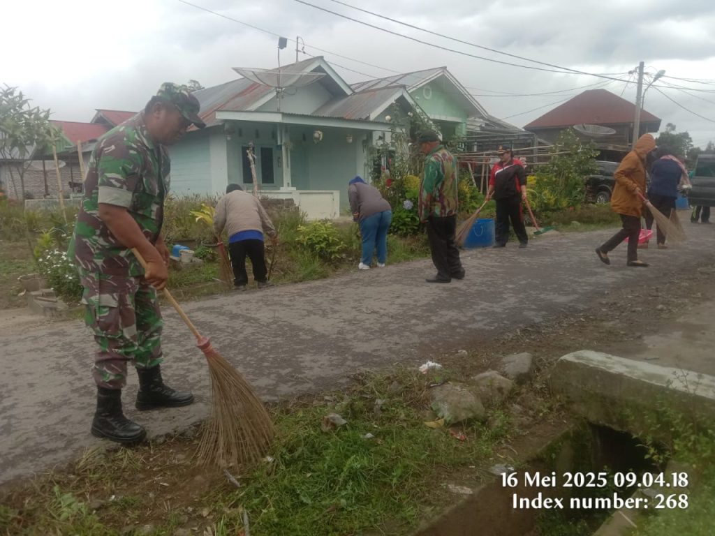 Dok Koramil 04/Simpang Empat Kodim 0205/TK 16052025 Gotong Royong Pembersihan Lingkungan di Desa Kutagugung Kec. Naman Teran Kab. Karo