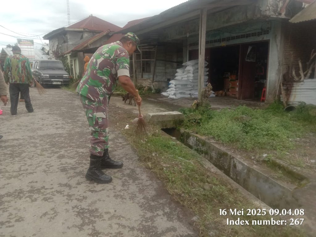 Dok Koramil 04/Simpang Empat Kodim 0205/TK 16052025 Gotong Royong Pembersihan Lingkungan di Desa Kutagugung Kec. Naman Teran Kab. Karo