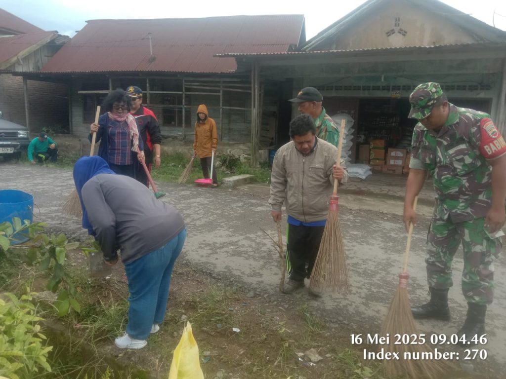 Dok Koramil 04/Simpang Empat Kodim 0205/TK 16052025 Gotong Royong Pembersihan Lingkungan di Desa Kutagugung Kec. Naman Teran Kab. Karo
